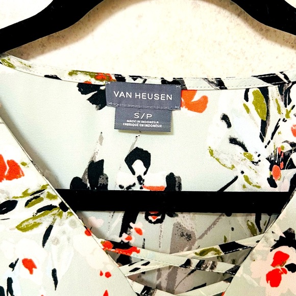 VAN HEUSEN PETITE SMALL WOMENS COLORFUL FLOWERY LIGHTWEIGHT FLOWING BELL BLOUSE - Picture 2 of 7